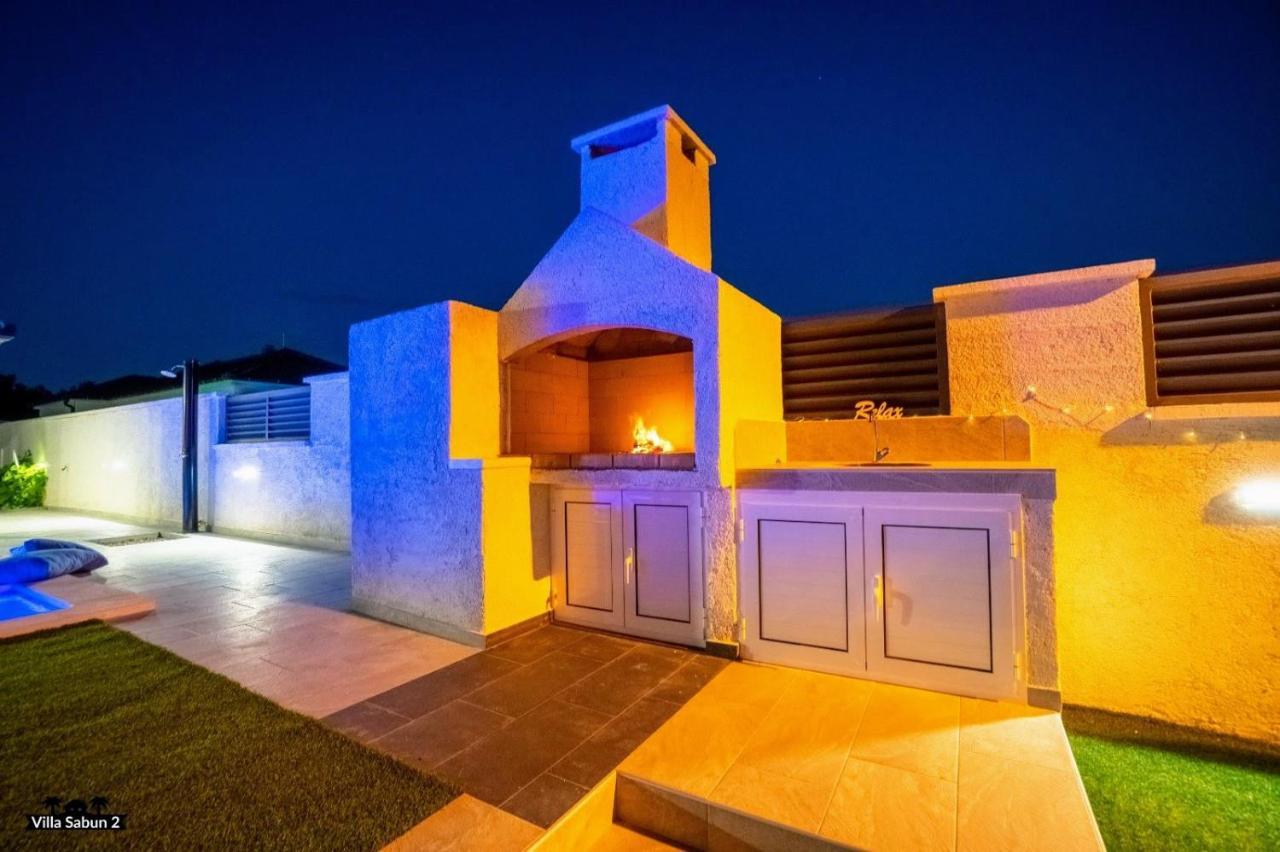Villas Sabun - Modern House With Heated Pool Privlaka  Extérieur photo