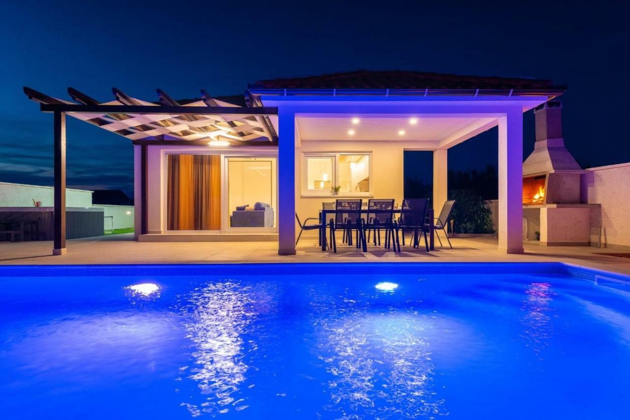 Villas Sabun - Modern House With Heated Pool Privlaka  Extérieur photo