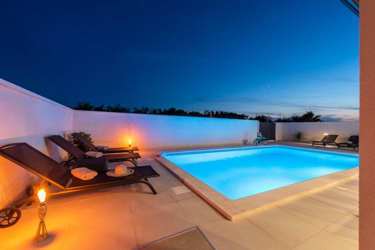 Villas Sabun - Modern House With Heated Pool Privlaka  Extérieur photo