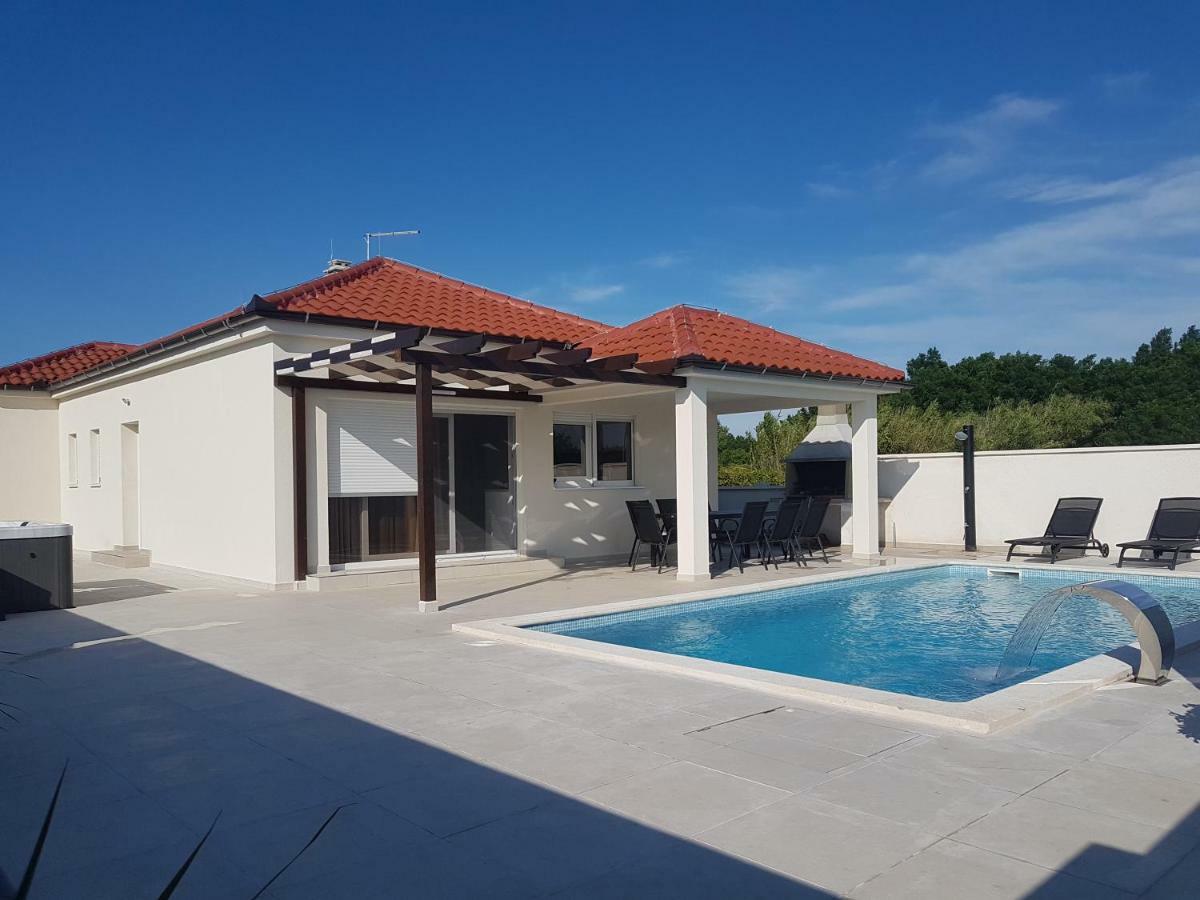 Villas Sabun - Modern House With Heated Pool Privlaka  Extérieur photo