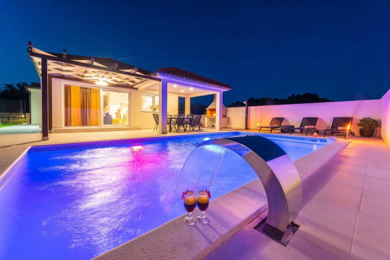 Villas Sabun - Modern House With Heated Pool Privlaka  Extérieur photo