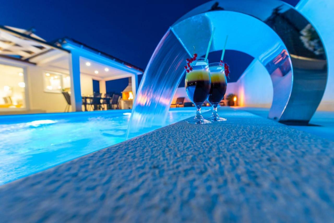 Villas Sabun - Modern House With Heated Pool Privlaka  Extérieur photo
