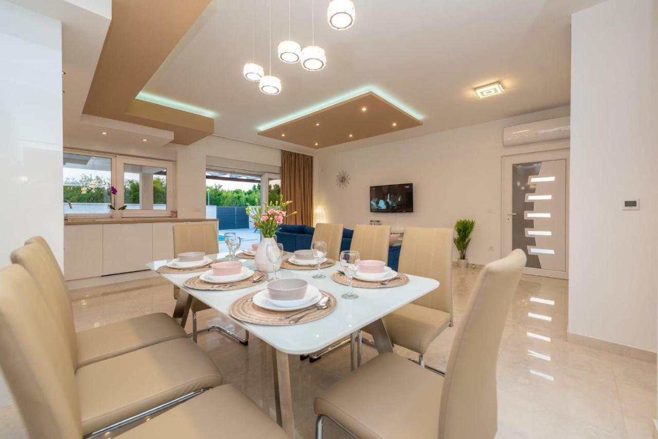 Villas Sabun - Modern House With Heated Pool Privlaka  Extérieur photo
